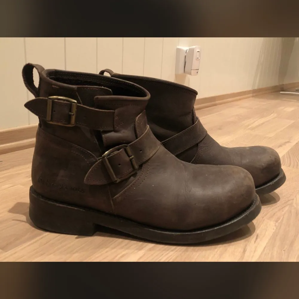 Äkta primeboots i strl 39. Nypris var 3000kr, säljes för 1000kr. Har inte använt dom så mycket . Skor.