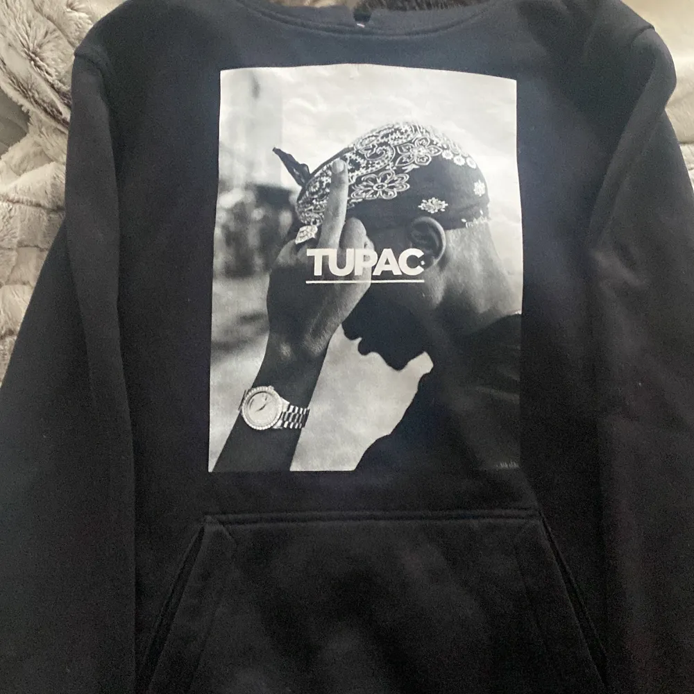 Svart tupac hoodie köpt för 599kr säljs för 200kr. Den är inte använd så mycket och är fortfarande i fin kvalitet ända skavanken är att trycket är lite sprucket men de märks intr om man inte kollar noga och nära. Hoodies.