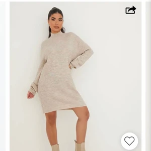 Så fin stickad klänning - Så fin stickad klänning från Veromoda! Säljer på grund av att den tyvärr inte används längre. Fint skick! Säljer för 200kr+frakt🤍🤍 kontakta mig för fler bilder