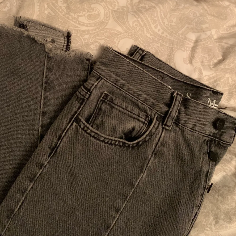 Jeans från bikbok, momjeans med mycket detaljer strl S. Jeans & Byxor.