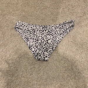 bikiniunderdel  - oanvänd, fin bikiniunderdel som jag råkade beställa fel storlek och därför kom aldrig till användning. storlek m men passar mer som s. pris kan diskuteras och köparen står för frakt!