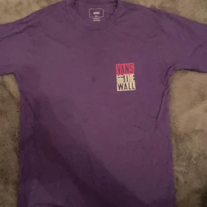 Vans - Hej! Säljer en jätte fin Vans t-shirt som är i storlek S köpte för 449kr säljer för 120kr i bra skick. Båda könen kan ha det !