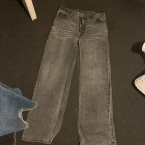 Monki jeans - Säljer dessa super fina baggy ljusgråa monki jeans i storleken 28. Säljer pga dom har tyvärr blibit för små för mig i midjan😢 köpta för 700kr tror jag💕