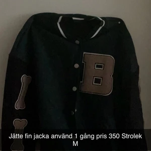 Jacka  - Hej! Säljer denna fina kollagejackan för 350kr köptes för 700kr använd 1 gång säljs för att det inte är mitt stil nå mer båda könen kan ha den I M fast mindre i storlekn så man kan säga att det är i storlek S för både killar och tjejer! 