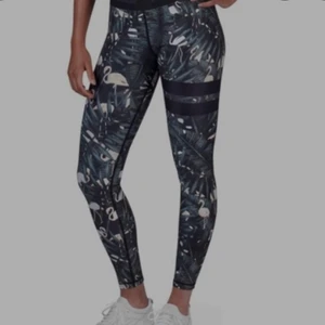 Träningsbyxor  - Säljer dessa superfina tränings tights från stronger! Kommer inte till användning längre eftersom de e en aning tajta på mig då jag vanligtvis har storlek 36-38/S-M o dessa är I XS!💕Inte använda mer än ett fåtal gånger då de inte varit bekväma eft de e för små på mig!💕Köpta för 800 kr och tror inte de finns kvar att köpa på deras hemsida längre🤝🏻Pris kan självklart diskuteras och har du några frågor tveka inte att höra av dig💕