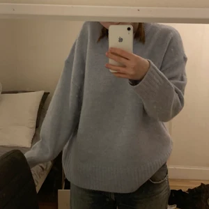 Blå tröja - Jättesöt och skön sticka tröja i ljusblått! finns ett hål vid armhålan men inget som märks 💕