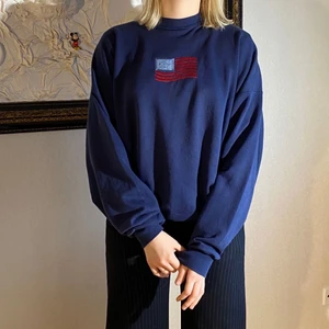 Chosen Vintage Sweatshirt  - Blå Sweatshirt med broderad amerikans flagga och rhinestones där den allra längst till vänster på bilderna har ramlat av. Sitter som en M, kom dm för frågor eller mått!!