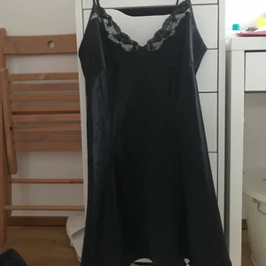 Nattklänning  -  Säljer denna ursnygga nattklänningen från en äldre kollektion från Victorias Secret. Man kan juster bandet där bak🤍