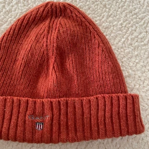Gant mössa - Mössa från Gant i fin orange färg! Onesize. Nypris 499kr