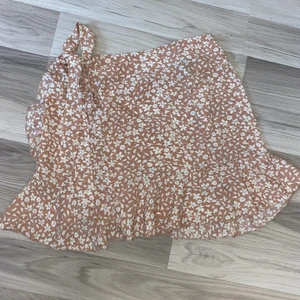 Beige/rosa kjol  - Supergulliga kjol med volanger och band så man kan knyta en rosett runt midjan. Aldrig använd, enbart testad