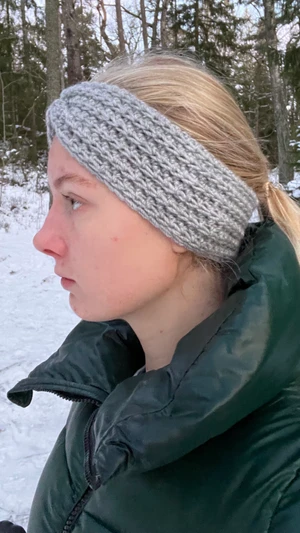 Virkat pannband - Tja jag har virkat ett pannband och tänkte kolla om nån är intresserad av det eller ett nytt!! Det är tjockt och varmt, perfekt nu när det är kallt men man inte vill att mössan förstår håret😉 Som ett X i fram vilket är en söt detalj. Du får gärna välja en färg som du vill ha så fixar jag🖤🤍🤎💛💜 Stretchigt och sticks ej!