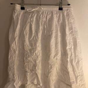 Fin vit kjol! Köpt på secondhand. Kan mötas upp eller frakta!