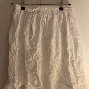 Vit kjol - Fin vit kjol! Köpt på secondhand. Kan mötas upp eller frakta!