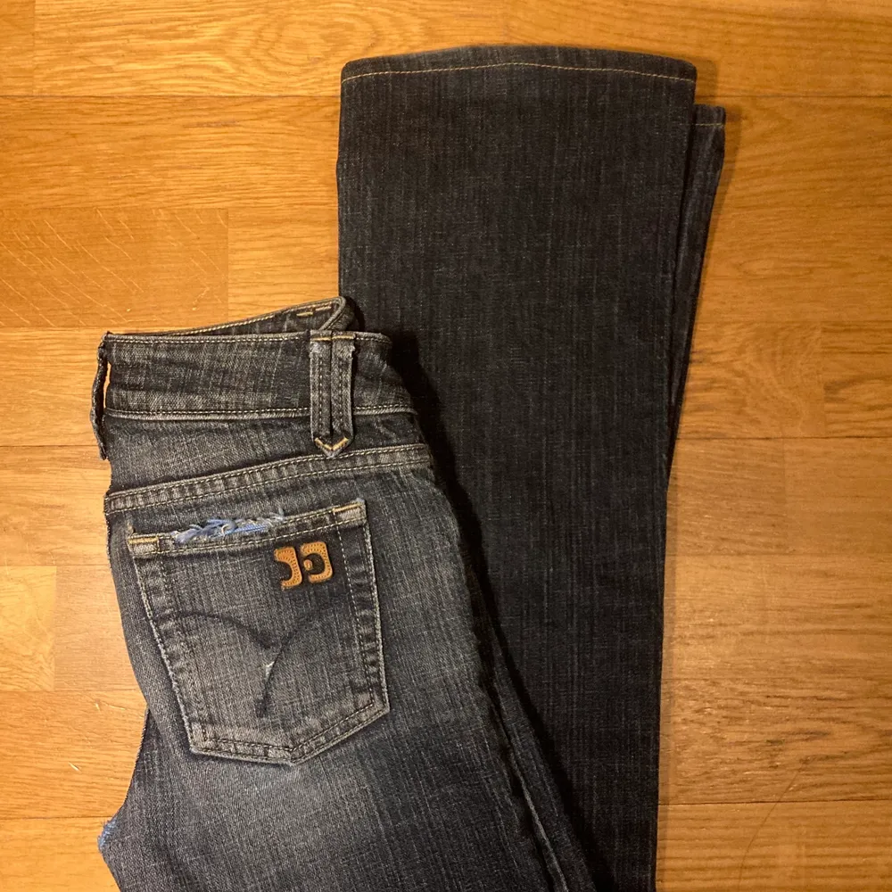 Sjukt snygga lågmidjade jeans från Sellpy⭐️ Står W25 men de är för små på mig som brukar ha W24 :( Frakt tillkommer! 💕. Jeans & Byxor.