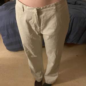 Lågmidjade cargo/baggy chinos aktiga byxor från adidas. Supersköna, perfekt baggy & i mycket bra skick! Storlek 32/32. Bara att höra av sig vid frågor och funderingar!🥰