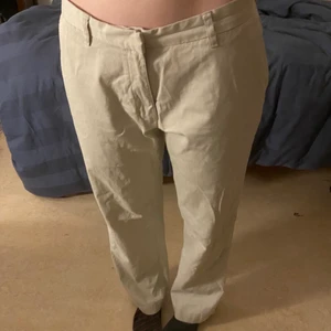Lågmidjade adidas byxor - Lågmidjade cargo/baggy chinos aktiga byxor från adidas. Supersköna, perfekt baggy & i mycket bra skick! Storlek 32/32. Bara att höra av sig vid frågor och funderingar!🥰