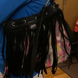 Hippie väska från Miss Sixty - Säljer denna väska med fransar i toppen skick. Hör av dig vid intresse! <3