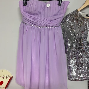 Kort aftonklänning  - Kort lila aftonklänning i storlek S. Frakt tillkommer 