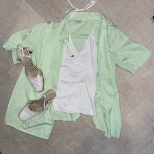 jättefin retro skjorta i pigg lite mintigt grön färg! cool och somrig i storlek S. fraktas mot fraktkostnad eller så möts vi upp i malmö eller lund! 💚🤍