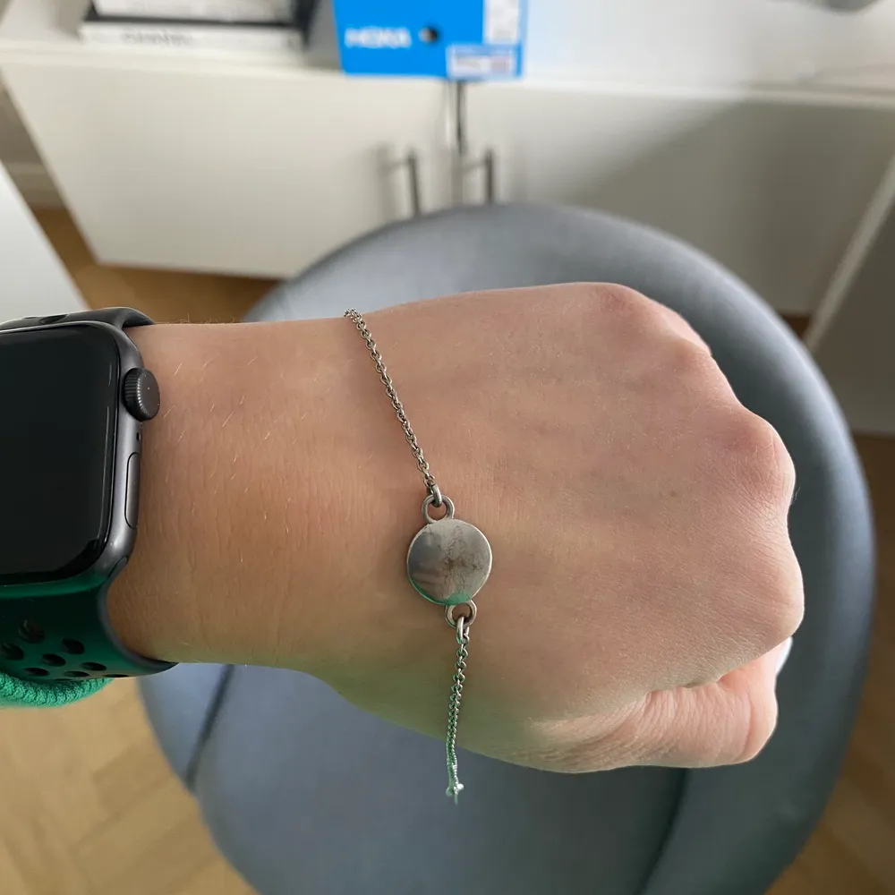 Säljer detta silvriga armband med en ljusrosa bakgrund. Det är från Marc by Marc Jacobs och har tyvärr inte använts på flera år och hoppas att det kan göra någon annan glad. Det är använt men k bra skick! Frakt tillkommer om inget annat är överenskommet ☺️. Accessoarer.