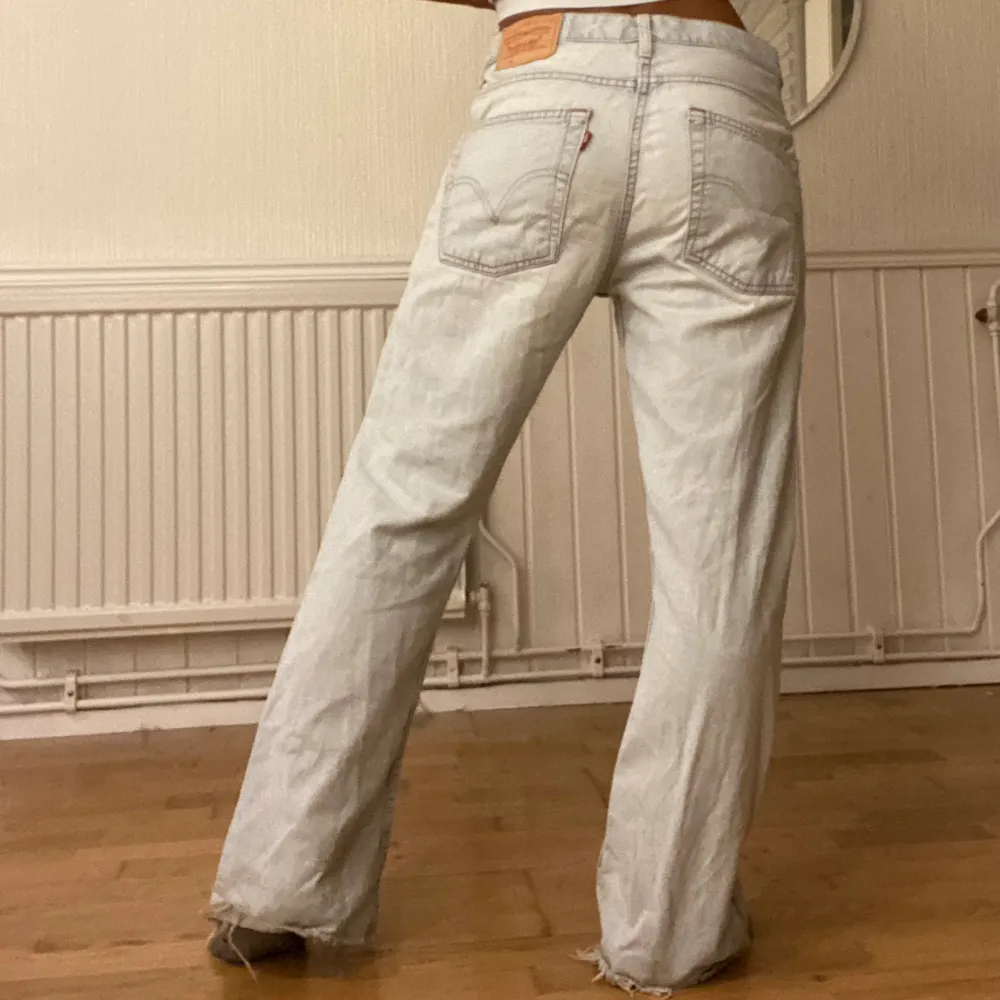 Säljer dessa snygga levis jeans köpta second hand. Jätte snygga jeans!! Jag brukar ha 78cm i midjan och är 160 cm lång.. Jeans & Byxor.