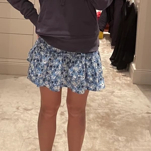 Blommig kjol - Såå fin kjol med blommor på från zara. Har tyvärr nt kommit till mycket användning. 