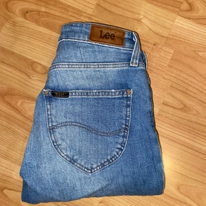 Lee byxor  - Uppsydda, low/midwaist 