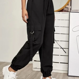 Trendiga byxor - Säljer mina coola byxor i storlek S. Aldrig använda då jag beställde fel storlek. Helt nya!💕Tveka inte att höra av er vid intresse. Först till kvarn💌