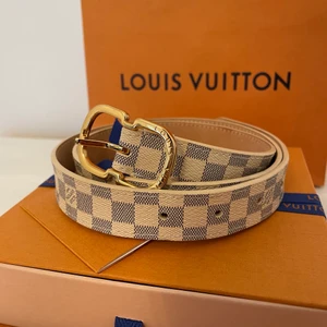 Louis Vuitton bälte  - Nyskick knappt använt lv bälte kvinna. Kvitto samt original förpackning finns kvar. Nypris 2700kr 