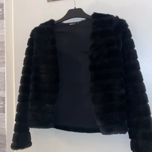Fuskpäls jacka - En jacka i fusk päls från gina tricot. Storlek xxs men sitter som en xs. 150kr + frakt 66kr
