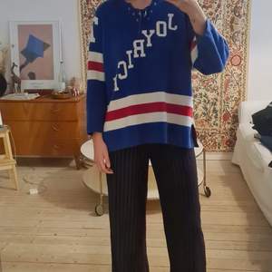 En retro hockey inspirerad tröja från märket Joyrich från Los Angeles. Nypris ligger runt 1500kr (jag hittade den second hand). I fint skick och väldigt bra kvalité. Unik statement piece. Kommer inte till användning längre så tänkte kolla om någon annan är intresserad 💕 kom med prisförslag!