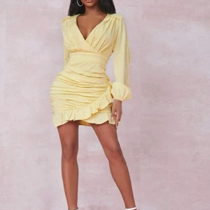 Klänning - Endast använd en gång på kräftskiva, säljer pga för liten. Denna är i stl M men tycker denna passar en S. (finns inga bilder på och kommer inte kunna ge heller) 170kr eller högsta bud.🤍 köpt för 319kr.