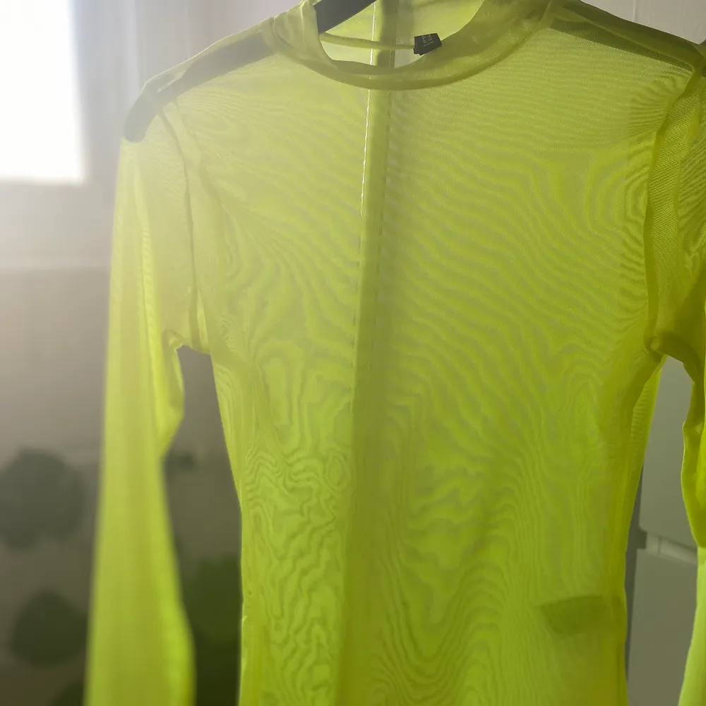 Neongul tröja i mesh från H&M, storlek xs💕. Toppar.