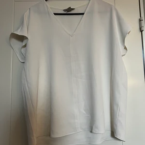 Vit blus - Vit blus från HM. Perifer att ha till jobbet, säljer för att den ej kommer till användning tyvärr. 