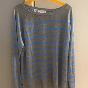 Randig Zara tröja - Säljer min zara tröja pgr av att jag int fått nån användning av den, den är helt oanvänd o har inga skador ❤️