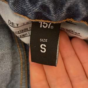 Säljer dessa högmidjade blåa jeans från lager157 pga inte fått nån användning av stl S 💕 skriv om ni undrar något! Obs! Köparen står för frakten om den ska fraktas❣️