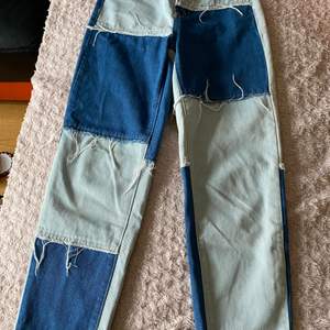 Dessa färgglada jeans är ifrån Shein och köptes för 229kr. Fint skicka och använt 5-7 gånger, säljer för att de är lite stora för mig i midjan, men kan självklart användas med skärp! 