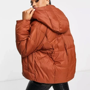 Puffjacka NA-KD - Puffiga jacka med stor luva och dragskor längst ner! Sparsamt använd✨ 