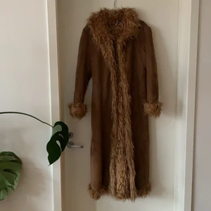 kappa  - En jättesnygg kappa med ”lurv”. Jag har själv köpt den second hand men den är i jättebra skick och jag har knappt använt den. Det står i jackan att den är i storlek Xl men jag skulle säga den är i storlek m/l.