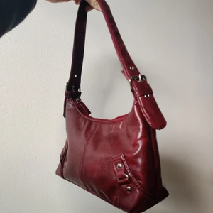 Handväska i fejkskinn med silverdetaljer - Köptes secondhand förra året men har inte kommit till användning. Den är hel och ren! Superfin verkligen ❤️