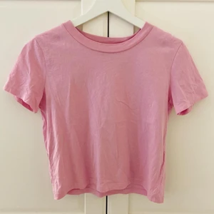 Rosa t-shirt  - Rosa t-shirt. Lite kortare. Nästintill oanvänd. 