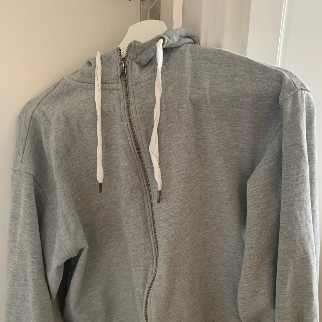 Grå zip hoodie i strl S
