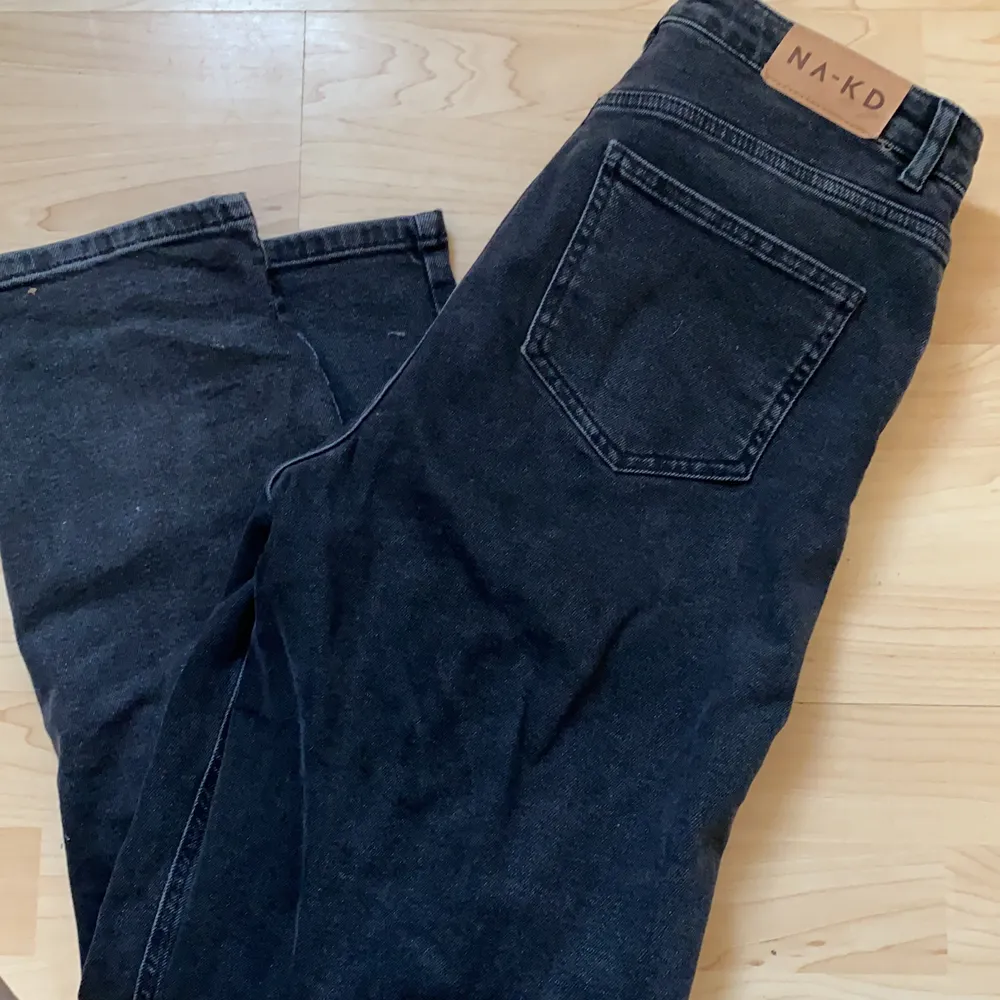 Endast använda en gång, så som nya. Storlek 38. Nypris 600kr. Är 167 lång, passar bra på mig. Jeans & Byxor.