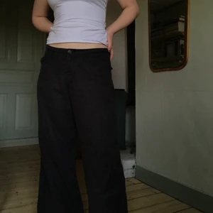 linnebyxor!  - snygga linnebyxor från esprit! strl 40 vilket motsvarar M. lite urtvättade men jag tycker det bara är snyggt:) jag på bilden är 160 och brukar ha S och strl 27,28 i byxor. Kan skicka fler bilder eller mått vid begäran. Om fler är intresserade blir det budgivning. Kolla gärna in mina andra annonser, samfraktar gärna🐅