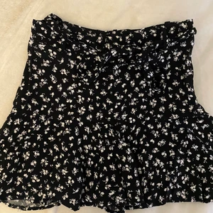 Kjol - Kjol med inbyggda shorts från zara 🖤
