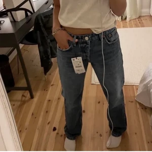 Zarajeans ! - Säljer mina mid-Rise jeans från Zara ! Första bilden lånad ❤️ storlek 36, men passar även 34 !❤️
