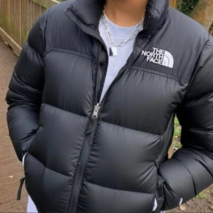 North Face pufferjacker - Säljer min fina North face nuptse 1996 jacket i strl XS dam storlek. Den är 1 år gammal men i super skick. Skriv för egna bilder ❤️ Köpt direkt 1900kr