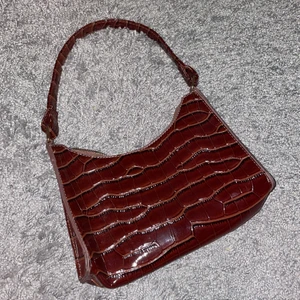 Väska  - Säljer denna väska då den inte kommer till användning, använd nån enstaka gång så fint skick💞