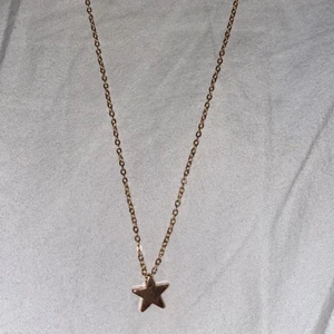 halsband  - säljer denna halsbandet med stjärnor på använt några gånger 