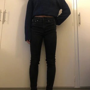 Svarta skinny jeans - Jätte snygga, använda bara 1 gång på grund av att dom är lite stora och åker ner. Försöker bli av med kläder för att köpa andra. Priset kan diskuteras